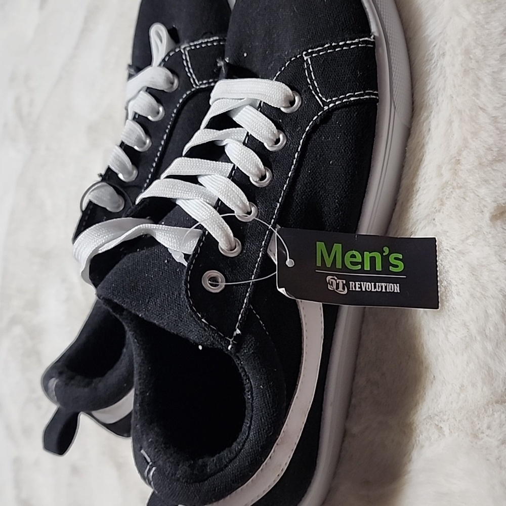 ST REVOLUTION  NEW WITH TAGS  MEN'S SIZE  9 SNEAKERS 👟